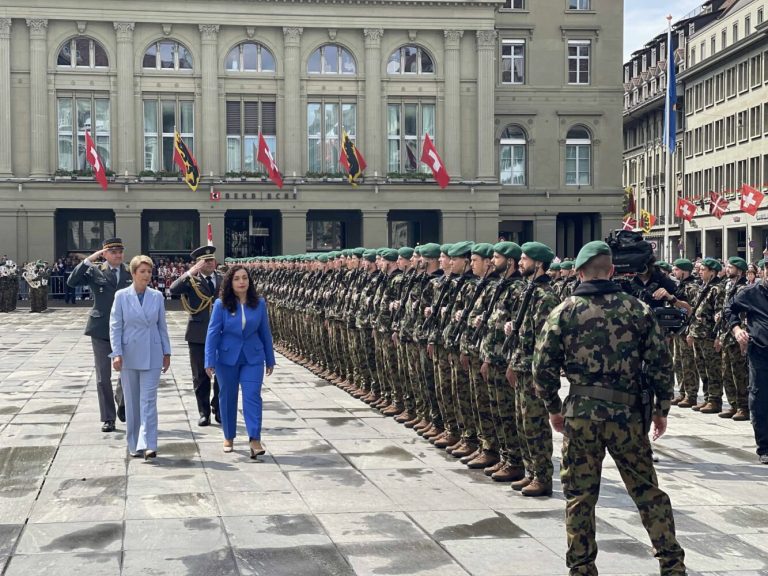 Osmani pritet me nderime të larta në Zvicër, mërgimtarët e presin me dhurata