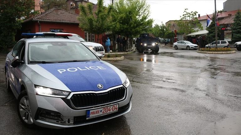 Gërvishtet vetura zyrtare në Mitrovicë, shoferi largohet nga vendi i ngjarjes