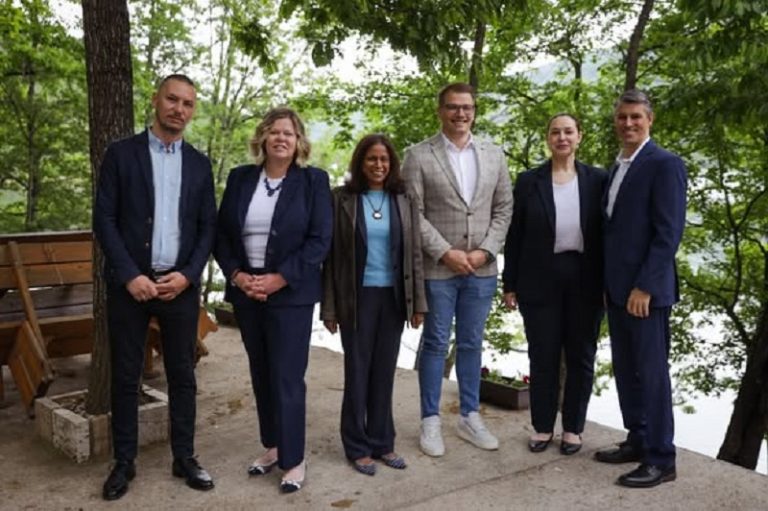 Ambasadorja amerikane në detyrë shkon në veri, i çon një mesazh Qeverisë së Kosovës