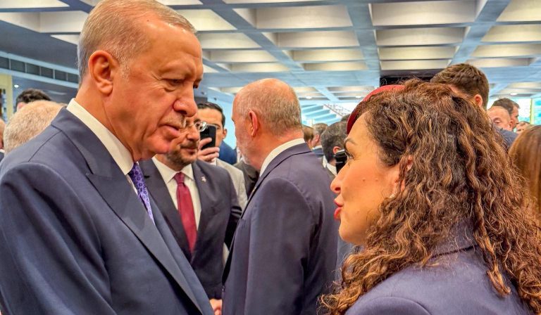 Osmani takohet me Erdoganin, e quan “mik të palëkundur” të Kosovës
