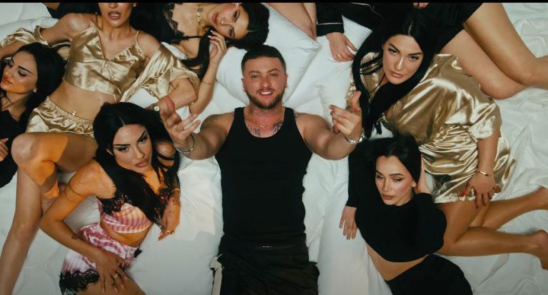 Fero publikon këngën e re, i rrethuar me plot femra