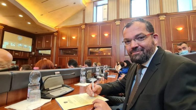 Po kalonte transit drejt Sllovenisë, Serbia e ndalon ish-deputetin e VV-së