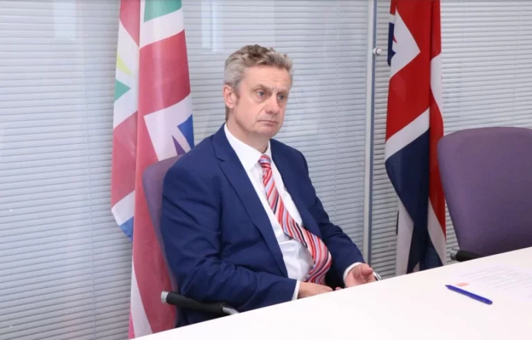 Hargreaves: Siç e mbështeti Britania Kosovën më 1999, ashtu i mbështet Dhomat e Specializuara