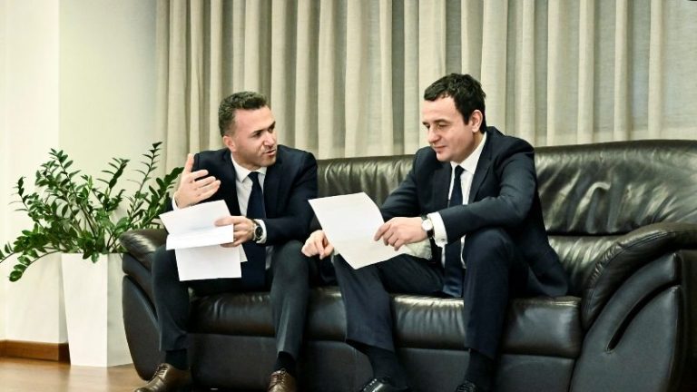 Këshilltari i Kurtit e pranon se bllokada në Kuvend ia trashë faturën popullit, por jo fajin: Opozita e ka marrë peng