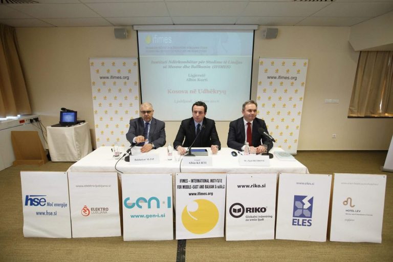 Kurti me logo të GEN-I’it para vetes në një konferencë më 2016, Tahiri i PDK-së e lidh me gjendjen e energjisë sot
