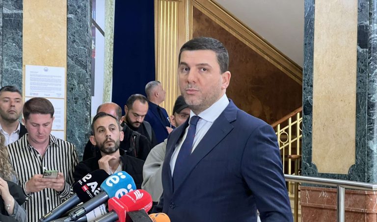 Krasniqi: Për Kurtin më e rëndësishme Haxhiu se rreth 1 milion qytetarë që kanë votuar, s’mbahet shteti peng me zor