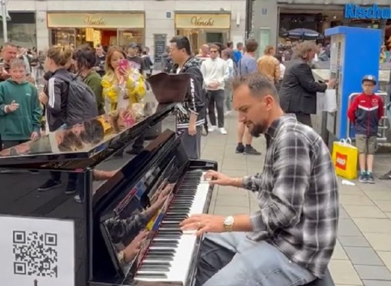 “Mora fjalë” ekzekutohet në piano midis Mynhenit, kalimtarët kureshtarë për melodinë