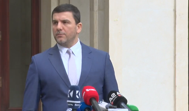 Krasniqi pas takimit me Presidenten: S’ka risi, Kurti po e mban peng shtetin