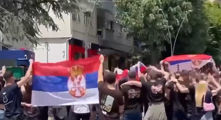 Maturantët serbë bënë thirrje shoviniste dhe ngritën tre gishtat – reagon Sveçla