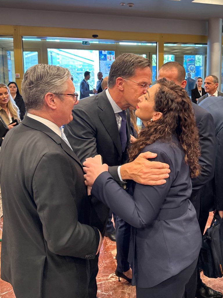Vjosa Osmani rrëmben vëmendjen e Sekretarit të NATO-s: Hej presidentja ime e preferuar