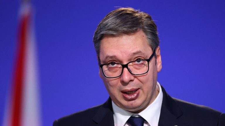 Vuçiq kapet duke u përpjekur të hyjë me emër të rremë në një darkë donatorësh në SHBA