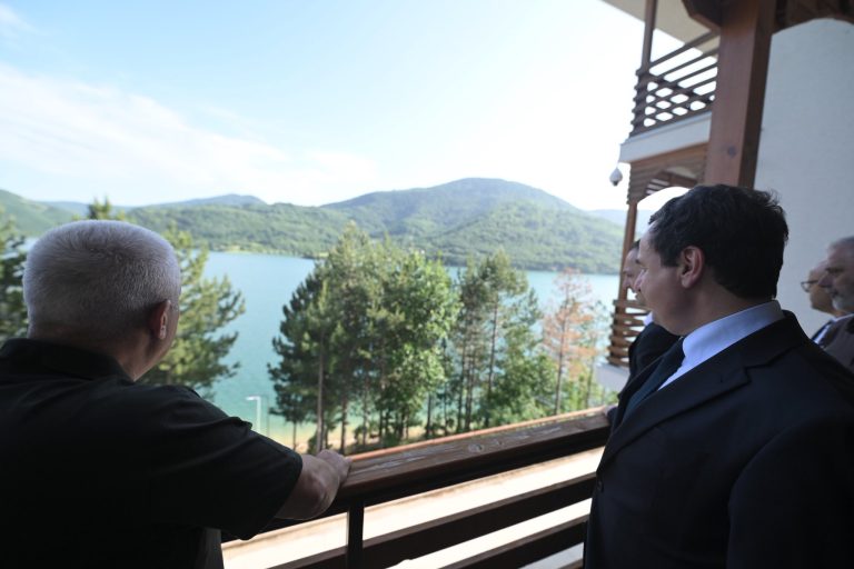 Kurti publikon fotografi nga Liqeni i Ujmanit në veri