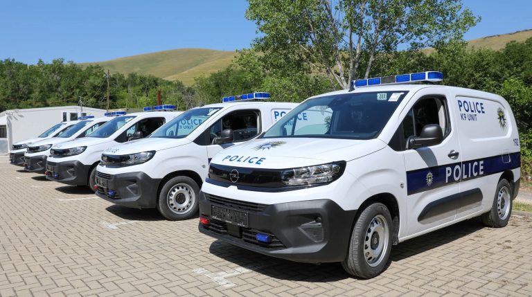 Policia e Kosovës pranon pesë automjete speciale dhe një qen zyrtar nga Franca për njësinë K9