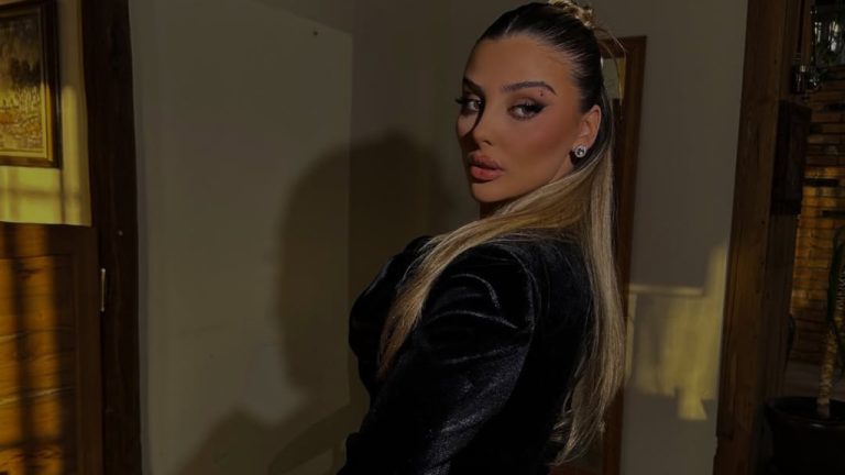 Bay T provokon me foto luksoze: Fustan leopard dhe euro në valixhe