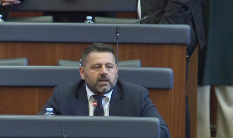 Bekë Berisha ironizon me Vetëvendosjen: Tu e ndalë gjakderdhjen financiare, u habiten e ndalen KEK-un