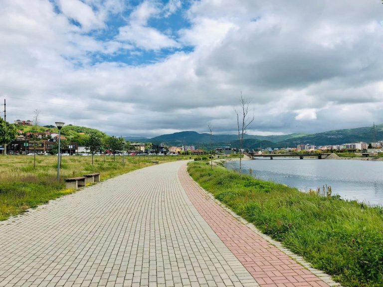 Temperaturat deri në 30 gradë, parashikimi i motit për nesër