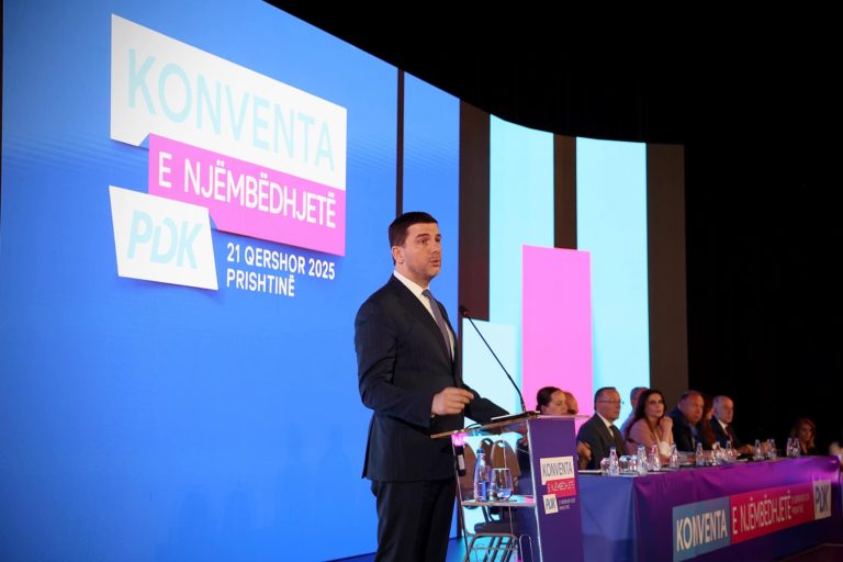 Krasniqi kritikon Vetëvendosjen: Kosova nuk mund të ecë përpara me ata që e kthyen mbrapa