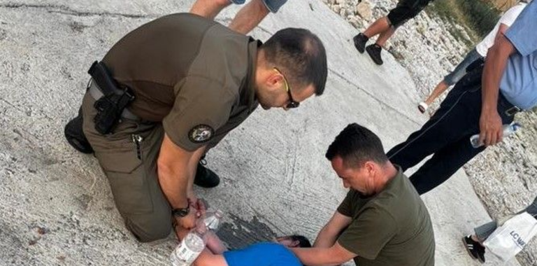 Dy policë shpëtuan jetën një gruaje të alivanosur në magjistralen Vushtrri-Mitrovicë
