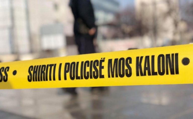 Aksident i frikshëm në rrugën Vushtrri – Mitrovicë, vetura godet këmbësoren