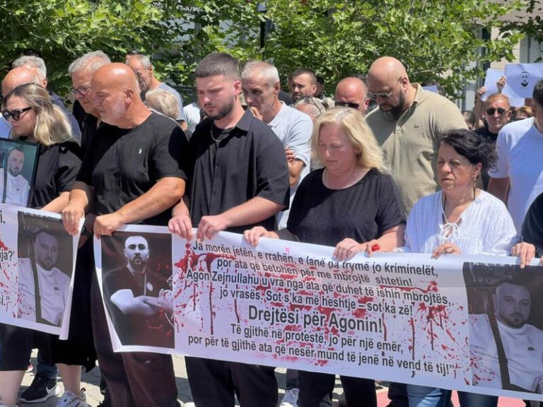Familja e Agon Zejnullahut kërkon drejtësi, proteston para stacionit policor në Lipjan