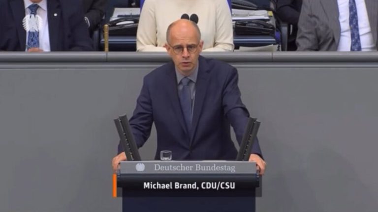 Debati në Bundestag: Srebrenica nuk ishte e vetmja, Serbia kreu gjenocid edhe në Kosovë