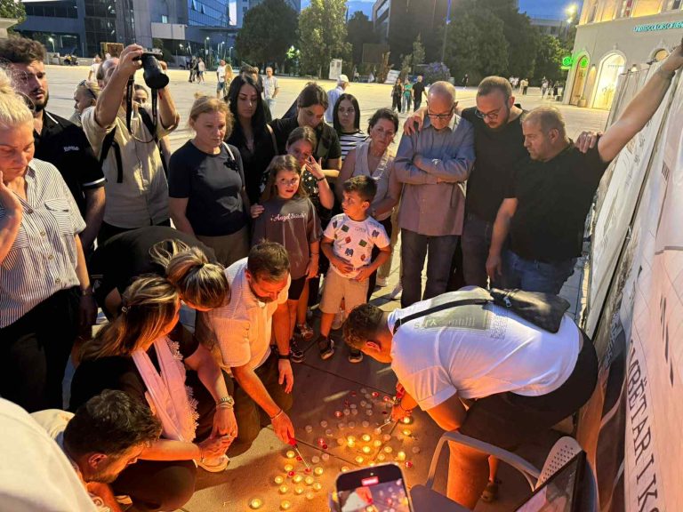 Familjarë e qytetarë ndezin qirinj në Prishtinë për 27 vjeçarin që dyshohet se u vra nga dhuna policore