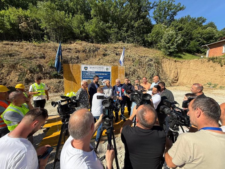 Vendoset gur-themeli i stacionit policor në Zubin Potok