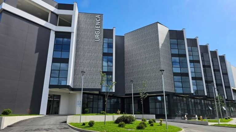 Mitrovicasi sulmoi verbalisht e tentoi të sulmojë fizikisht ekipin mjekësor të QKMF-së, reagon Drejtoria e Shëndetësisë