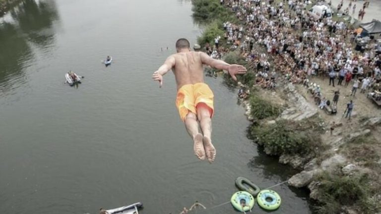 Diskualifikohet garuesi kosovar në Mal të Zi pasi bëri simbolin e shqiponjës dykrenare