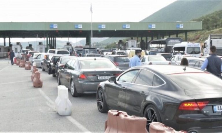 Kosovarët ‘pushtojnë’ Shqipërinë: Mbi 300 mijë qytetarë kaluan nga Morina për pushime gjatë dy javëve të fundit