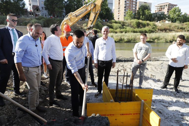 Njëra te “Tre rrokaqiejt”, tjetra te ndërtesa “Minatori”, Tahiri thotë se ura e këmbësorëve është projekt i kohës së Bedri Hamzës