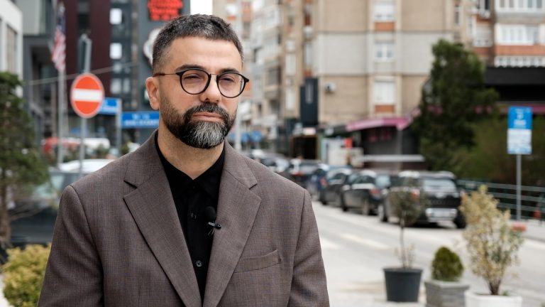 Artan Behrami godet Donika Gërvallën: Fjalën UÇK e ka përmendur për herë të fundit kur dorëzoi dosje kundër saj
