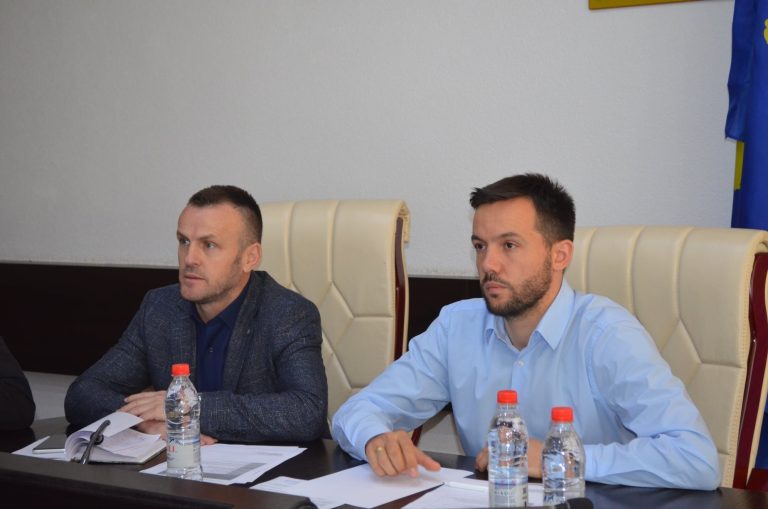 Këto janë përparësitë e Arian Tahirit në raport me kandidatët e tjerë sipas Bahtir Maxhunit