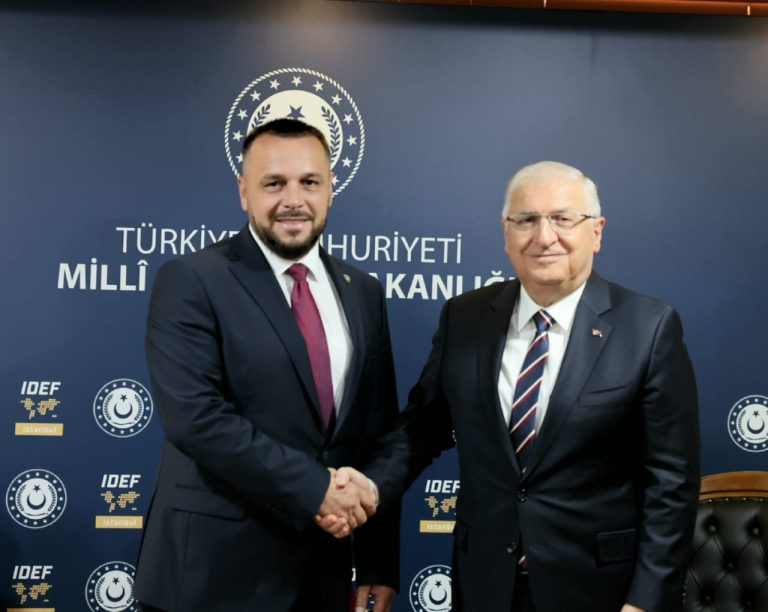 Maqedonci takohet me homologun turk, flasin për fabrikën e municionit