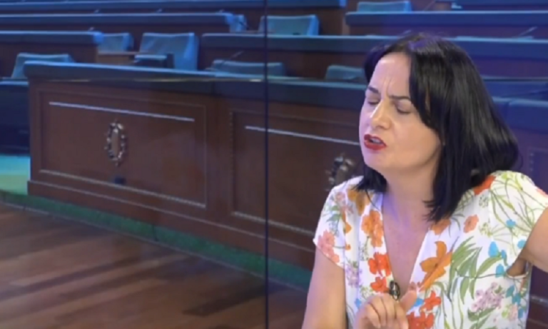 Fitore Pacolli nervozohet në studion e RTK’së, kapet me gazetaren se e pyeti për dajën e vëllain