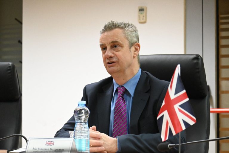 Paralajmëron ambasadori britanik: Duhet marrëveshje para skadencës së nesërme, përndryshe vendi hyn në pasiguri