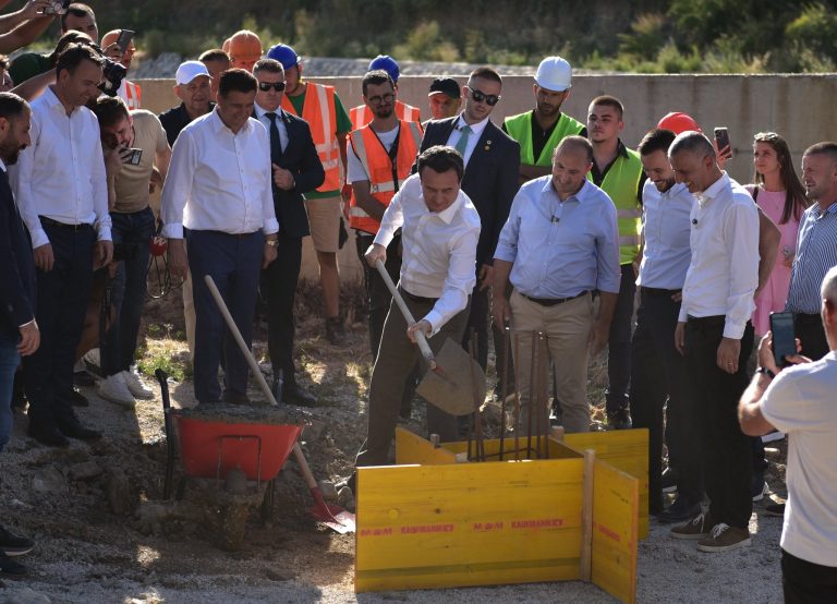 Kurti thotë se dy urat e reja mbi Ibër përfundojnë në vjeshtë, jep detaje rreth projektit