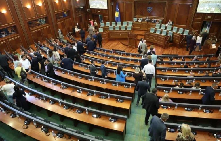 “Ka një kërcënim”: Evakuohet ndërtesa e Kuvendit