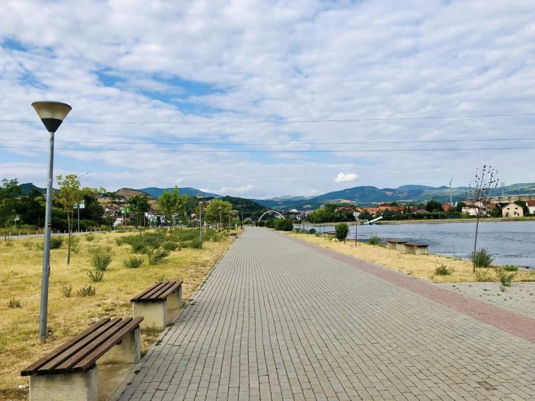 Reshjet pushojnë sot, e diela sjell temperatura më të ngrohta