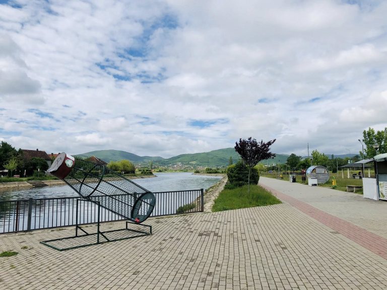 Sot mot me vranësira dhe intervale me diell