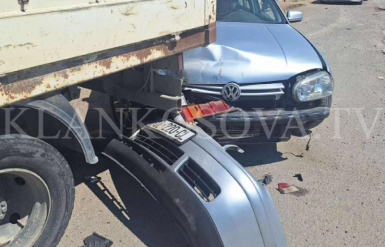 Përplasje mes dy automjeteve në Mitrovicë, goditet një 15-vjeçar