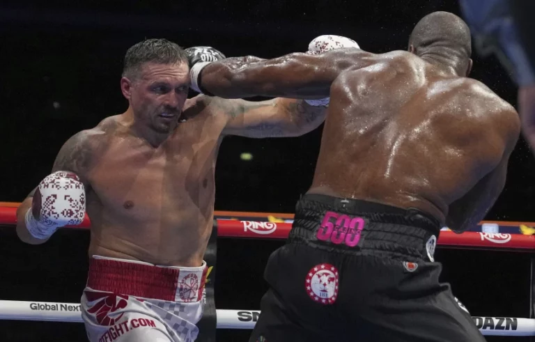 Usyk, mbret i kategorisë së rëndë, nokauton Dubois