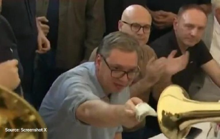 E tmerrshme: Vuçiqi feston me këngë çetnike, i qet edhe pare trumpetistit