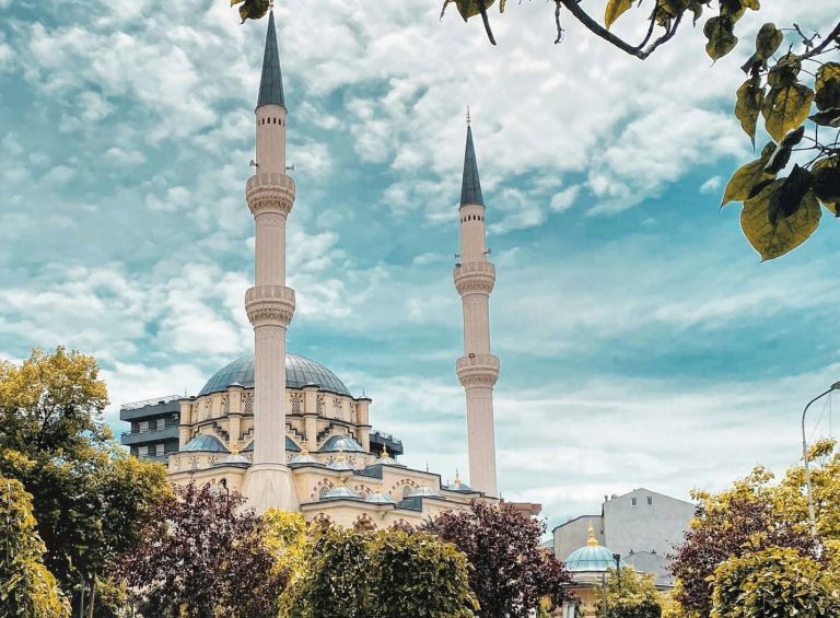 Publikohet vaktia e Ramazanit 2026 në Kosovë, ky është orari i syfyrit dhe iftarit