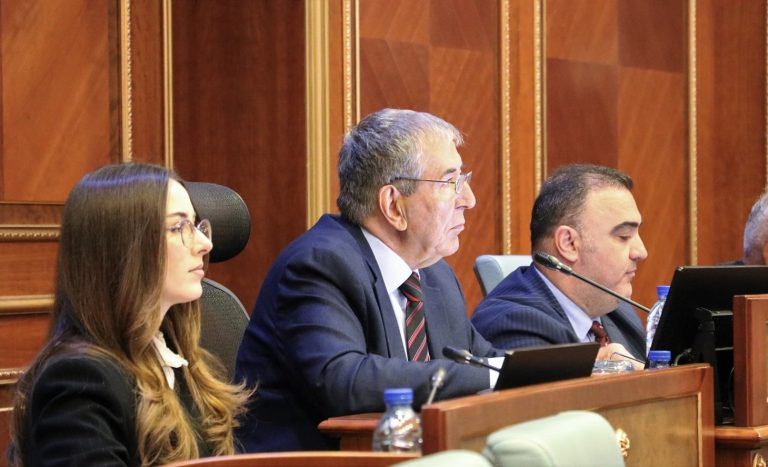 Vendos Gjykata Kushtetuese: Avni Dehari shkeli Kushtetutën, kreyparlamentari të zgjidhet me votim të hapur në tre tentativa