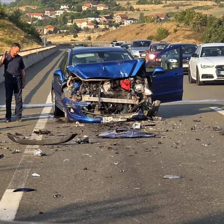 Aksident i rëndë në autostradë, një grua mbetet e lënduar