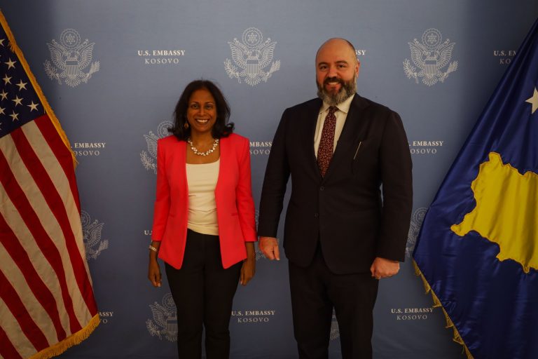 Zyrtari amerikan mbërrin në Kosovë, Ambasada paralajmëron takime me zyrtarë të lartë për diskutime në fushën e mbrojtjes