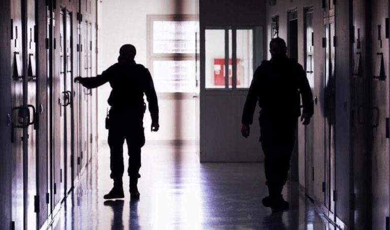 Arratiset nga Qendra e Paraburgimit në Mitrovicë serbi i dënuari për vrasje, SHKK suspendon katër zyrtarë