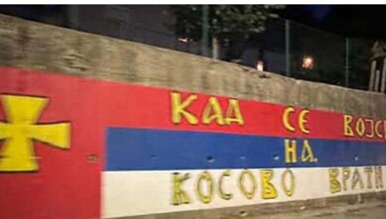Grafiti provokues serb “Kur ushtria të kthehet në Kosovë” shfaqet në Kollashin të Malit të Zi