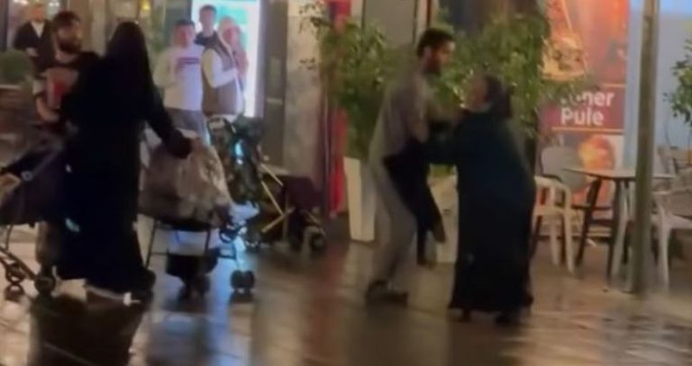 Rrahen mes vete disa gra e burra në mes të sheshit në Mitrovicë, paraqiten si lëmoshkërkues palestinezë